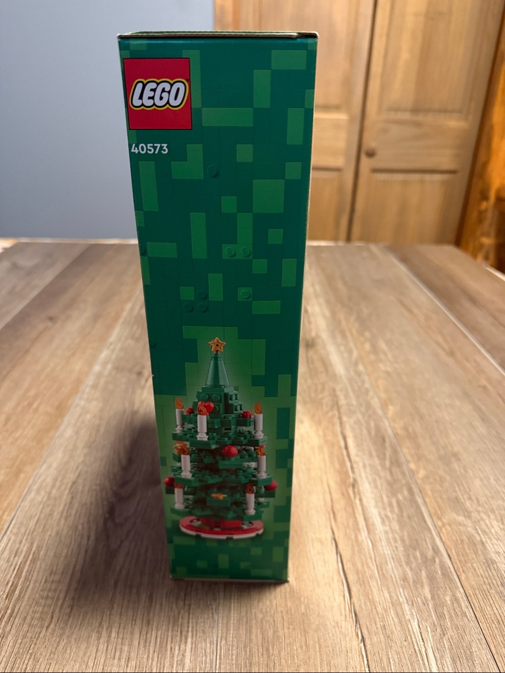 LEGO 40573 Christmas Tree set, which is a 784-piece seasonal building kit - Picture 5 of 6